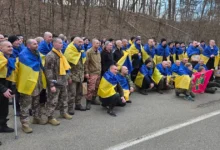 Українські військові після звільнення з полону повертаються додому