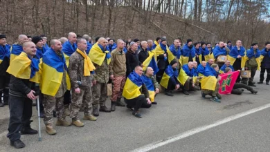 Українські військові після звільнення з полону повертаються додому