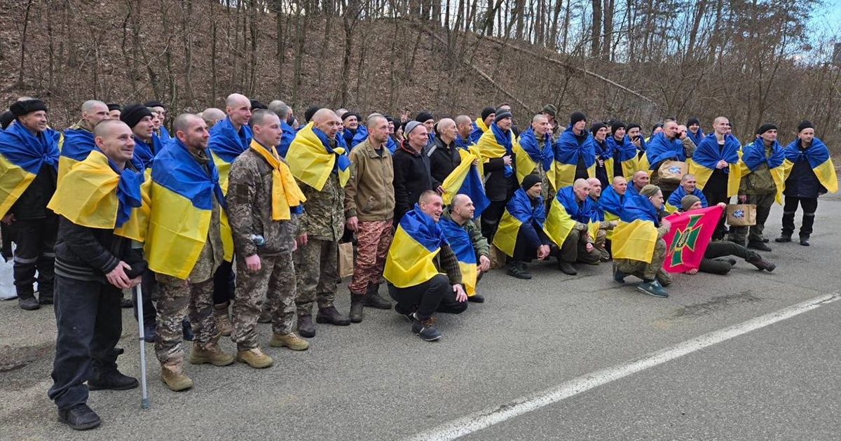 Українські військові після звільнення з полону повертаються додому