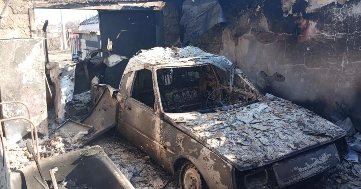 Знищений автомобіль волонтерів після атаки російського дрона на Херсонщині