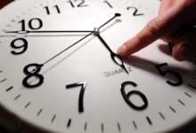 Годинник, що показує зміну часу на літній у березні 2025 року