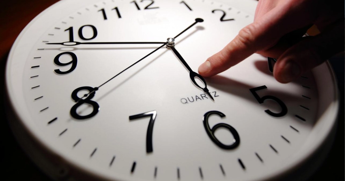 Годинник, що показує зміну часу на літній у березні 2025 року