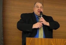 Стів Бенхам під час виступу на підтримку України