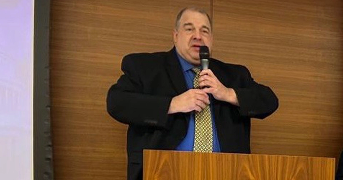 Стів Бенхам під час виступу на підтримку України