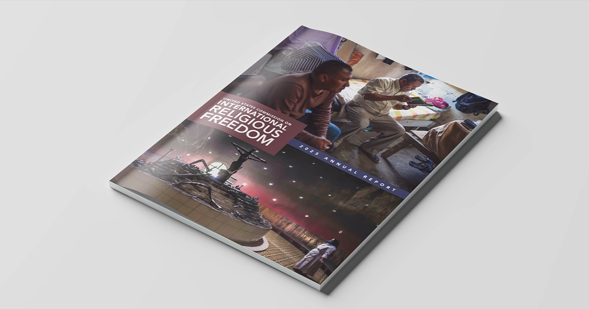 Обкладинка Щорічної доповіді USCIRF 2025 про релігійну свободу у світі