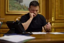 резидент України Володимир Зеленський підписує документ