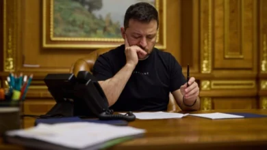 резидент України Володимир Зеленський підписує документ