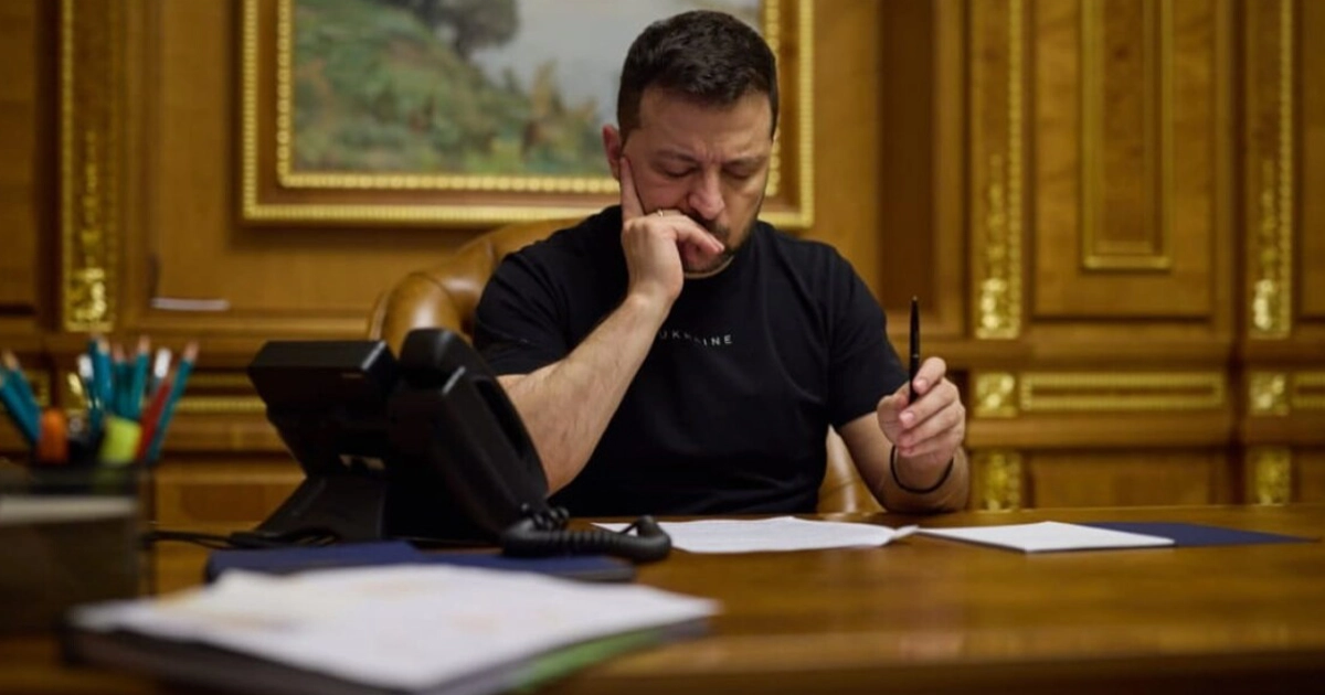 резидент України Володимир Зеленський підписує документ
