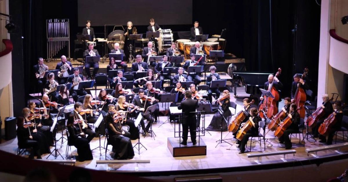 Симфонічний концерт у Дніпровській філармонії, організований євангельськими церквами для підтримки громади.