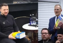 Володимир Зеленський отримує Українську Навчальну Біблію під час зустрічі у Вашингтоні