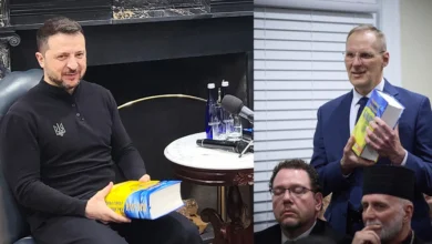 Володимир Зеленський отримує Українську Навчальну Біблію під час зустрічі у Вашингтоні