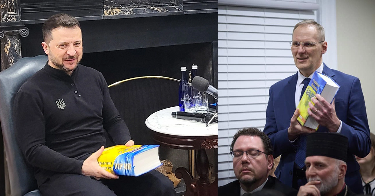 Володимир Зеленський отримує Українську Навчальну Біблію під час зустрічі у Вашингтоні