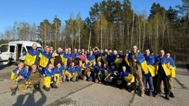 Звільнені українські військові повертаються додому після обміну полоненими