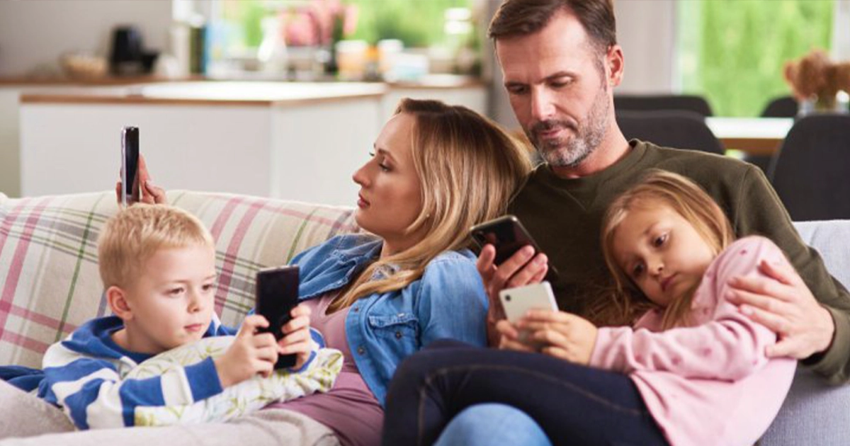 Смартфони викликають хронічний біль у шиї — дослідження