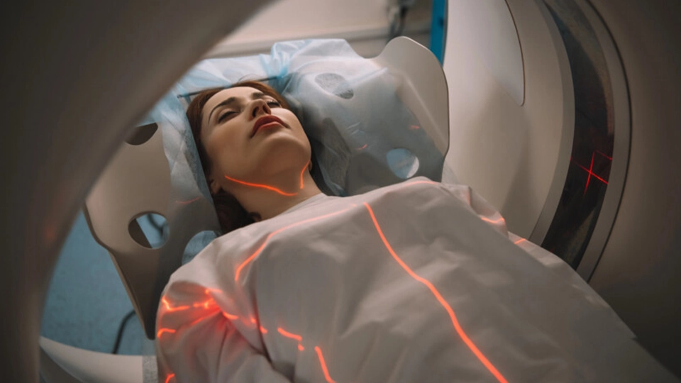 Пацієнт проходить комп’ютерну томографію в лікарні