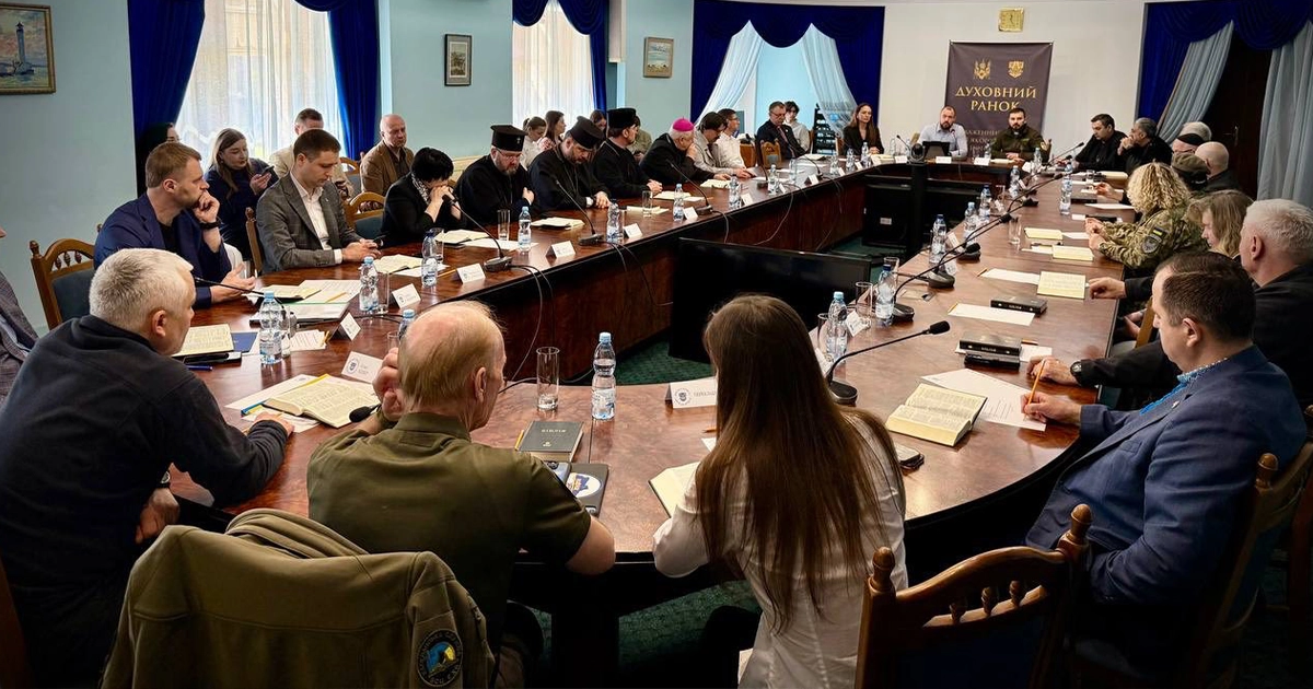 Карл Алгрен на Великодньому молитовному сніданку в Одесі разом із духовенством та волонтерами