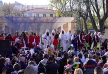 Актори у біблійних костюмах під час Великодньої реконструкції в Одесі, квітень 2025