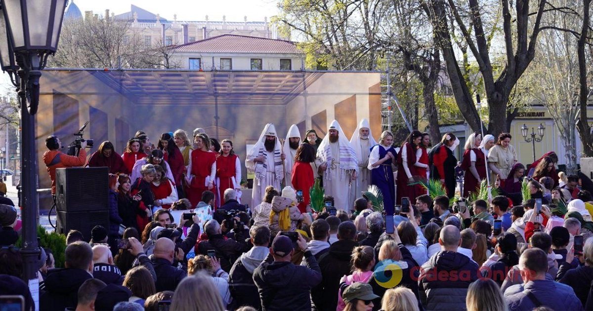 Актори у біблійних костюмах під час Великодньої реконструкції в Одесі, квітень 2025