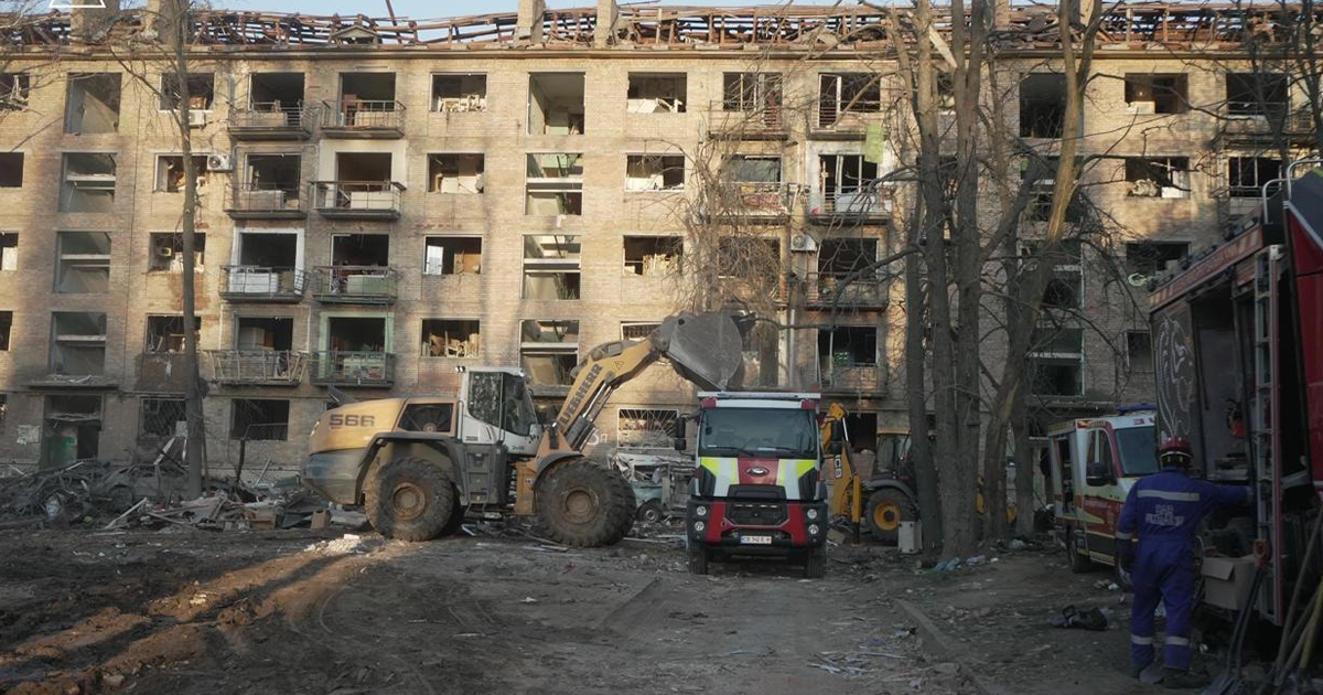 Наслідки ракетного удару по житловому будинку в Києві, квітень 2025