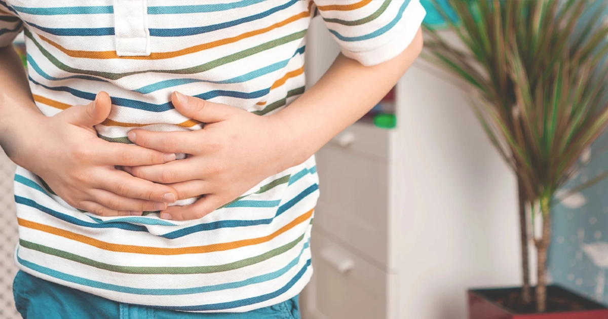 Дитина тримається за живіт, симптоми гастриту або виразки