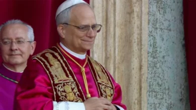 Папа Лев XIV (Роберт Прево) на балконі собору Святого Петра у день обрання