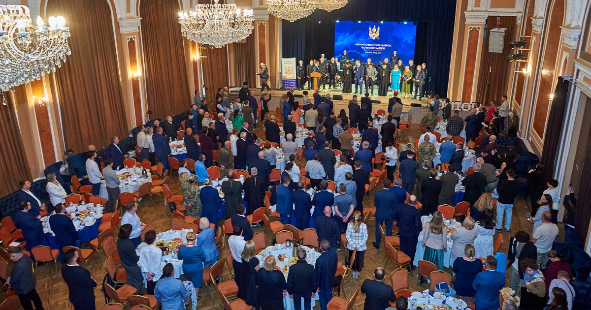 Учасники VI Молитовного сніданку Одещини під час молитви за Україну