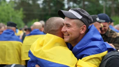 Звільнені українські військові повертаються додому