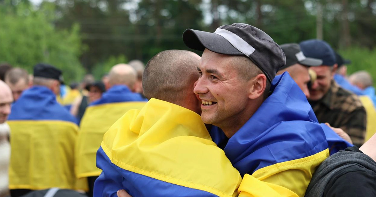 Звільнені українські військові повертаються додому