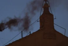 Чорний дим над Сикстинською капелою в перший день конклаву 2025 року