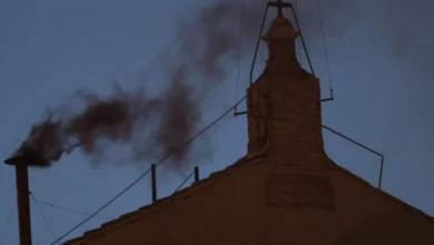 Чорний дим над Сикстинською капелою в перший день конклаву 2025 року