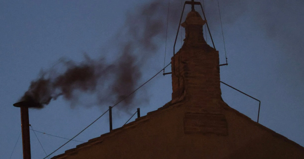 Чорний дим над Сикстинською капелою в перший день конклаву 2025 року