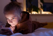 Підліток дивиться TikTok уночі, екран із повідомленням про медитацію