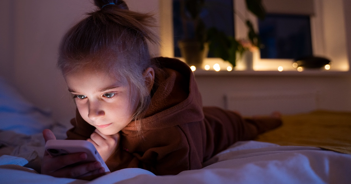 Підліток дивиться TikTok уночі, екран із повідомленням про медитацію