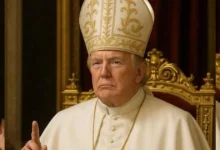 Дональд Трамп зображений у папському вбранні