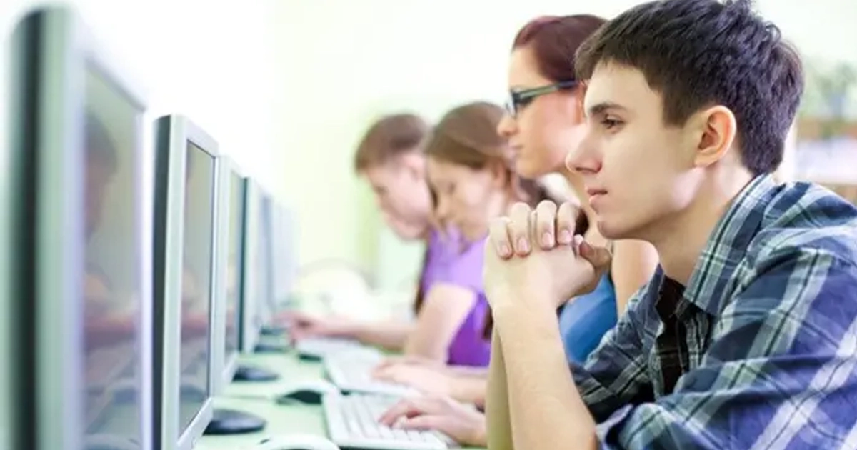 щодо масового виїзду українських старшокласників