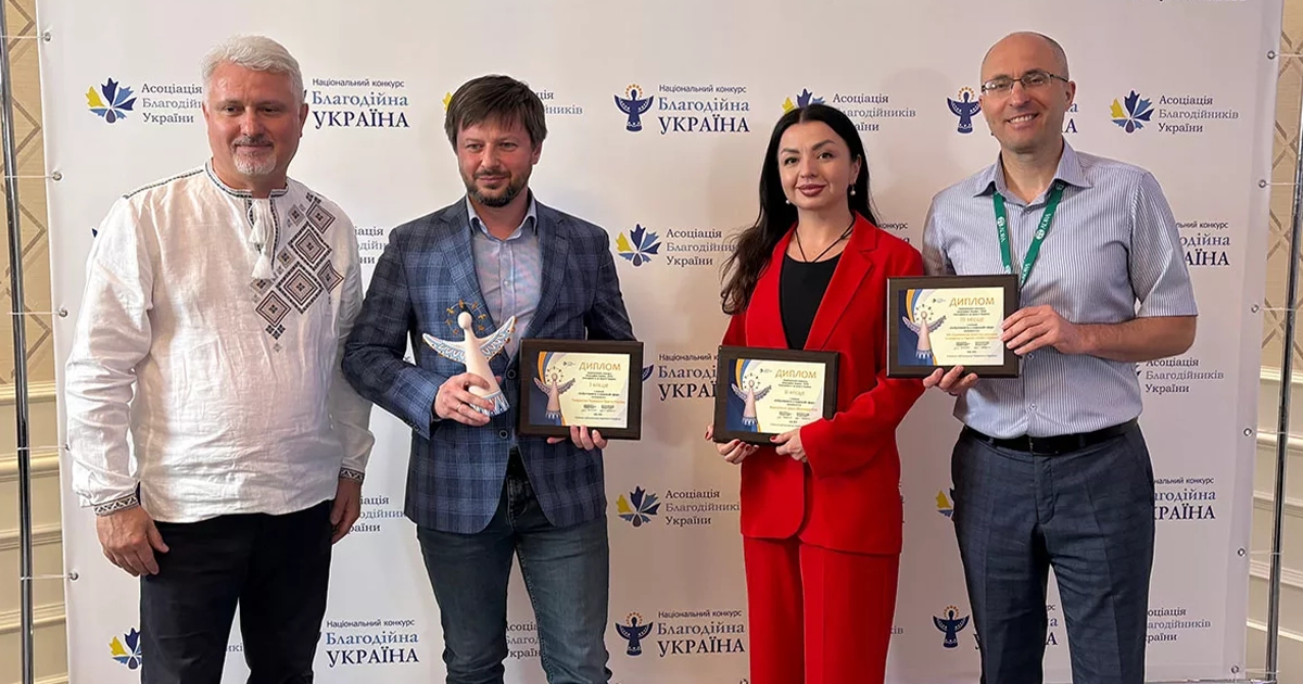 Команда ADRA Ukraine отримує нагороду на конкурсі «Благодійна Україна-2024»