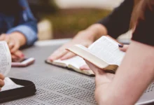 Люди навертаються до віри через Біблію і гостинну церкву