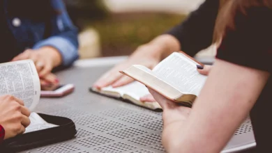 Люди навертаються до віри через Біблію і гостинну церкву