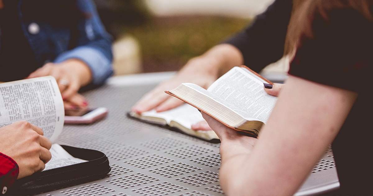 Люди навертаються до віри через Біблію і гостинну церкву