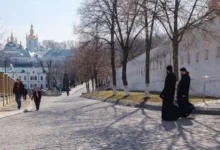 Священники в Україні під час богослужіння на тлі нових правил бронювання