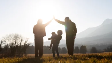Християнська родина тримається за руки в полі