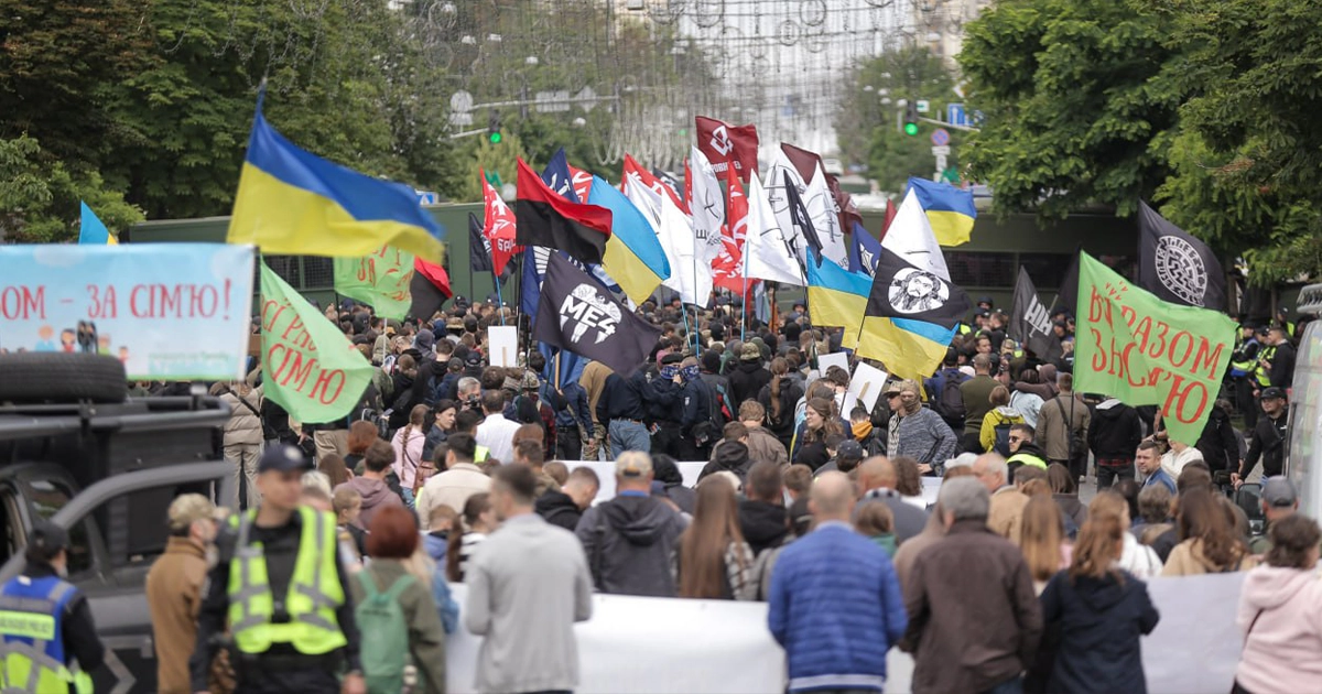 Учасники Ходи на захист сім’ї з прапорами та транспарантами в центрі Києва