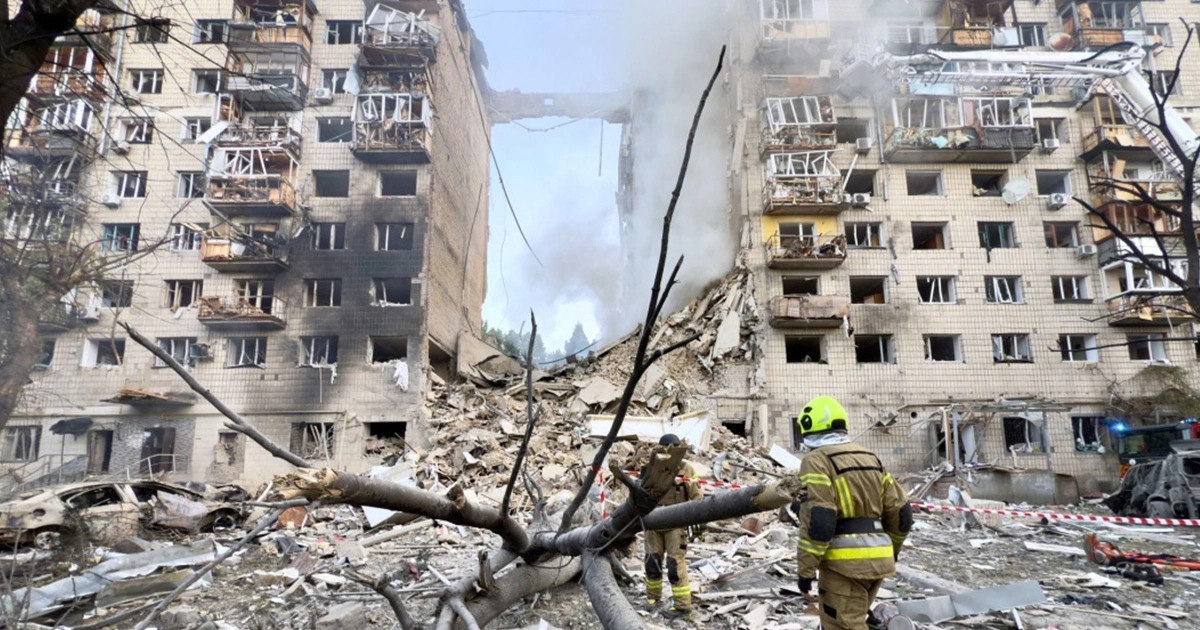Руйнування житлового будинку в Києві після ракетного удару РФ
