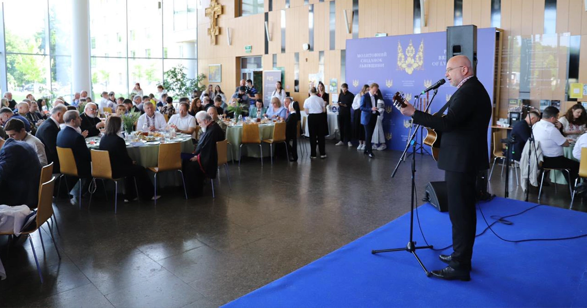 Учасники п’ятого Молитовного сніданку Львівщини під час спільної молитви