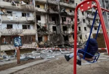 Дитина серед руїн у зоні конфлікту