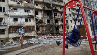 Дитина серед руїн у зоні конфлікту