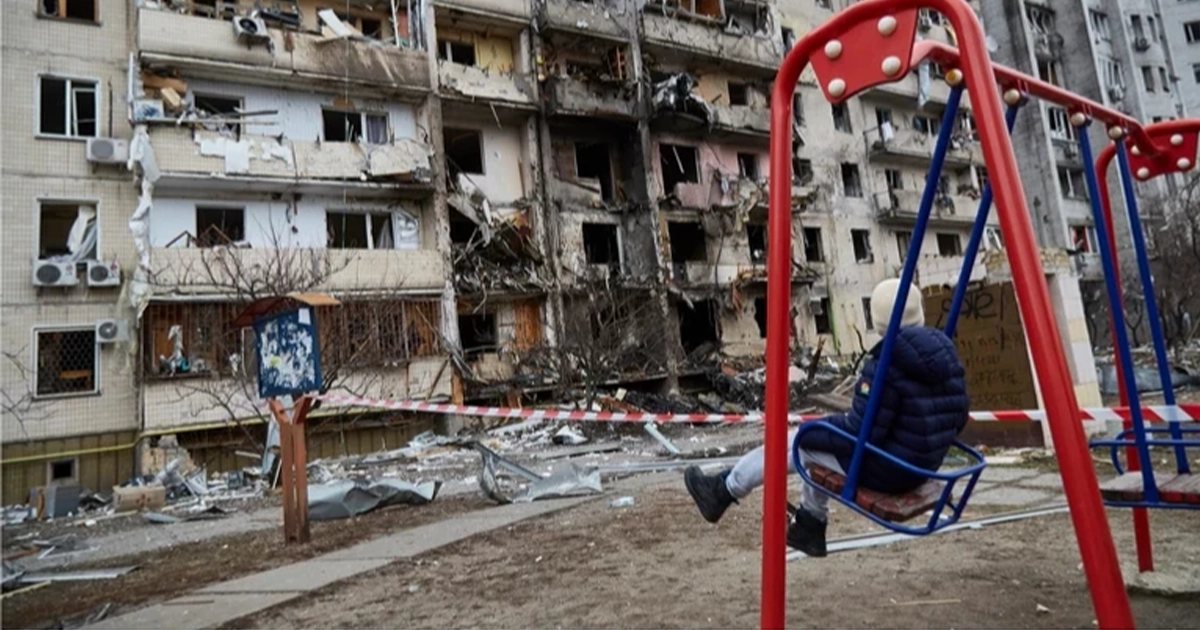 Дитина серед руїн у зоні конфлікту