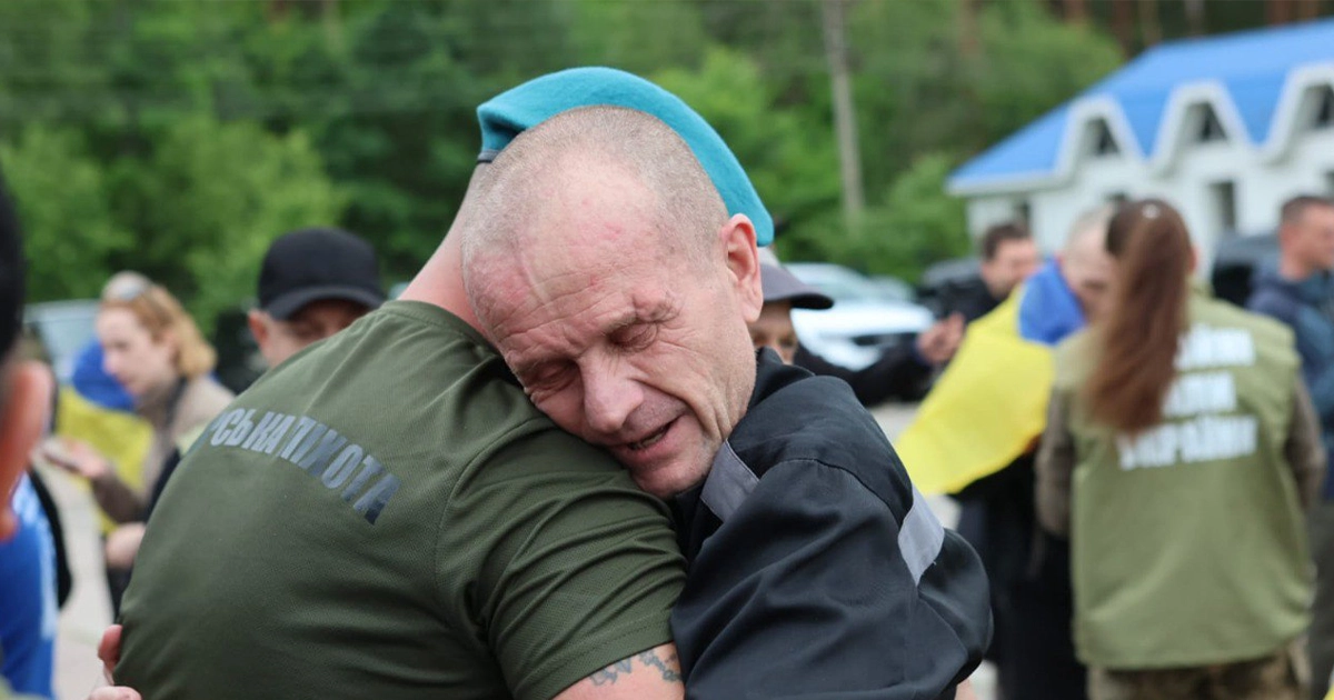 Зустріч звільнених з полону українських військових після повернення до України
