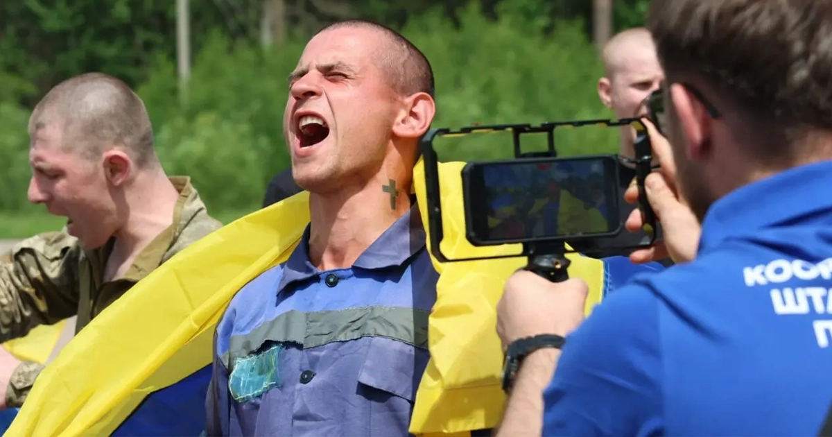 Повернення українських військовополонених додому під час обміну