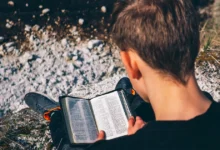 Читання Біблії позитивно впливає на молодь